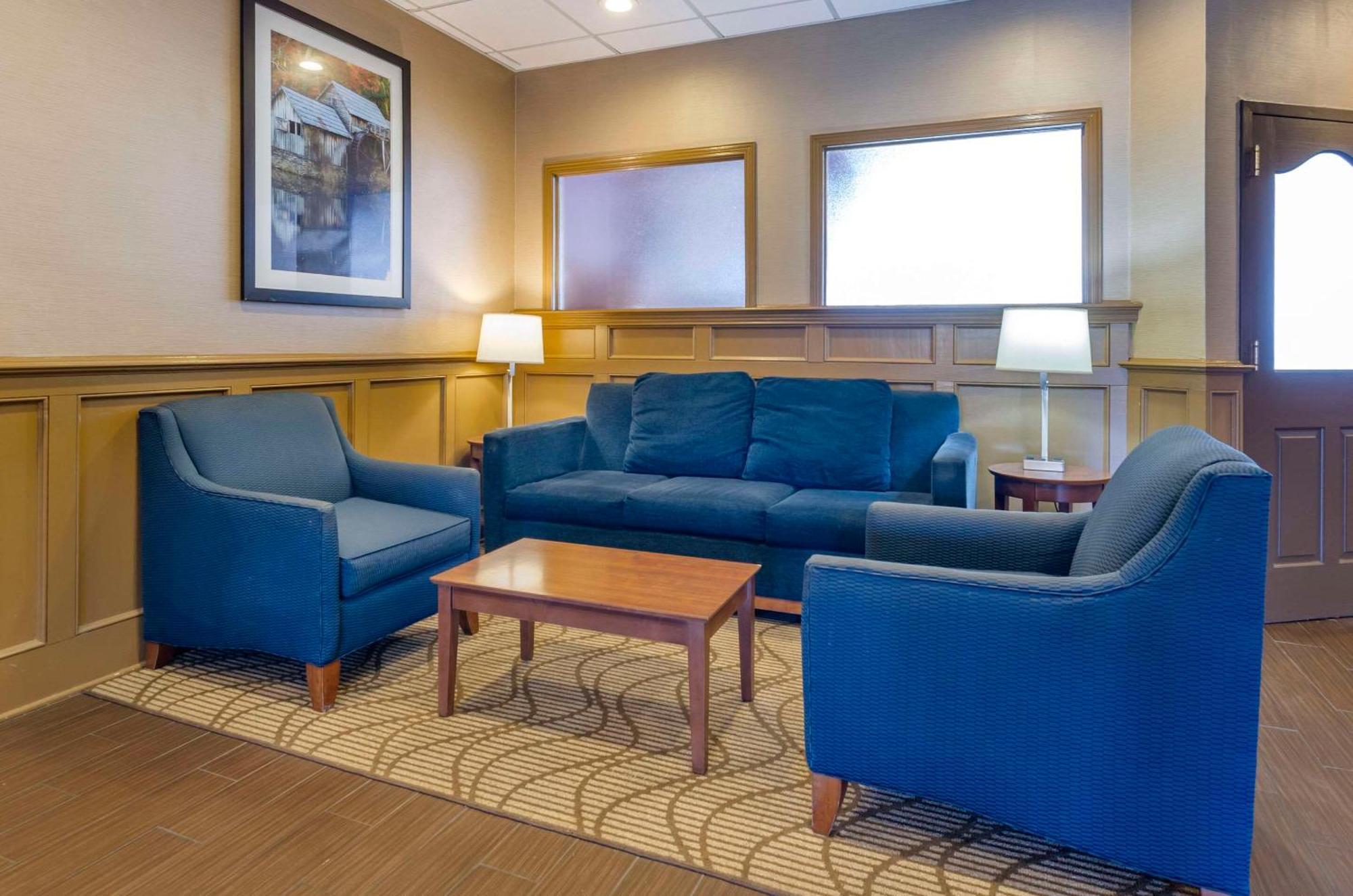 Comfort Inn & Suites Raphine - Lexington Near I-81 And I-64 מראה חיצוני תמונה